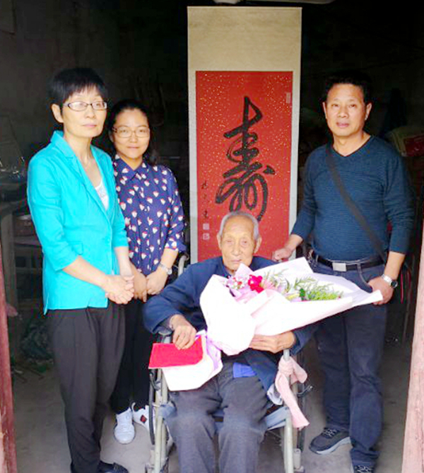 看望百岁黄埔老人.jpg