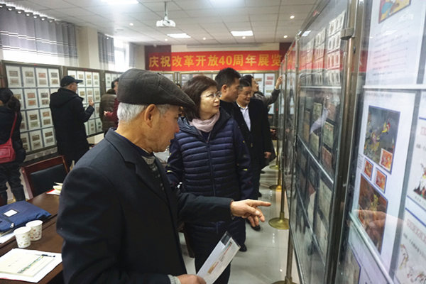 秦煦主委带领党员参展2.jpg