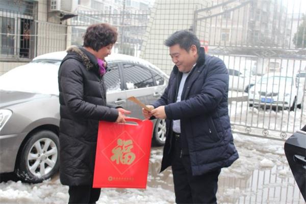 聂磊慰问2.JPG