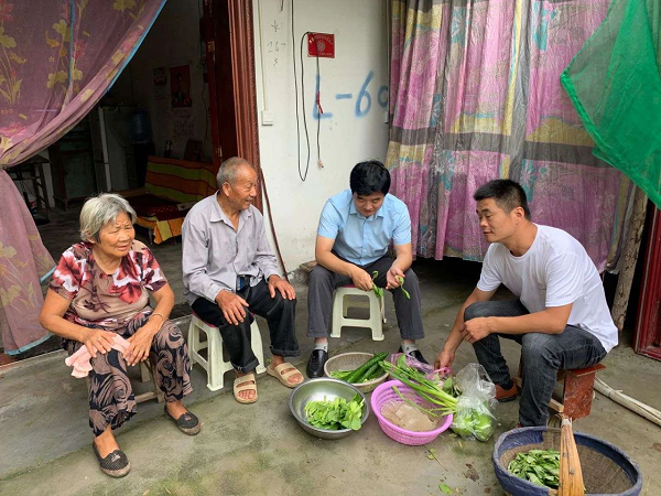 人在市委统战部带领下前往王集镇赵大村开展脱贫攻坚"乡村行"志愿活动