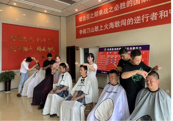 阜南县工商联八一慰问.jpg