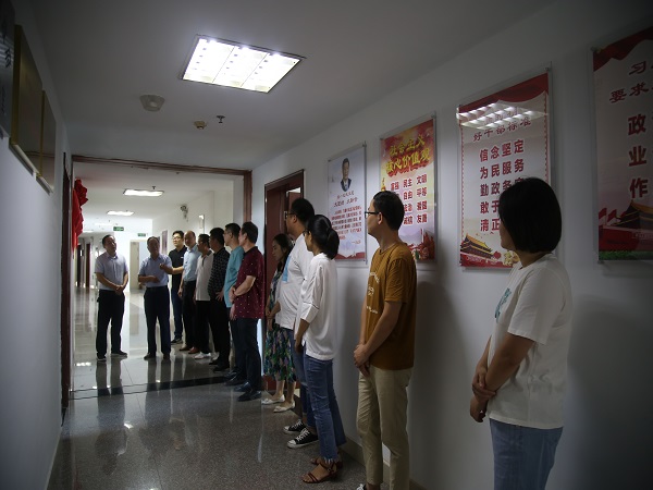 服务中心正式揭牌.jpg