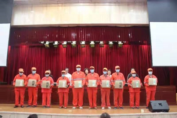 民建阜阳市直一支部慰问环卫工人.jpg